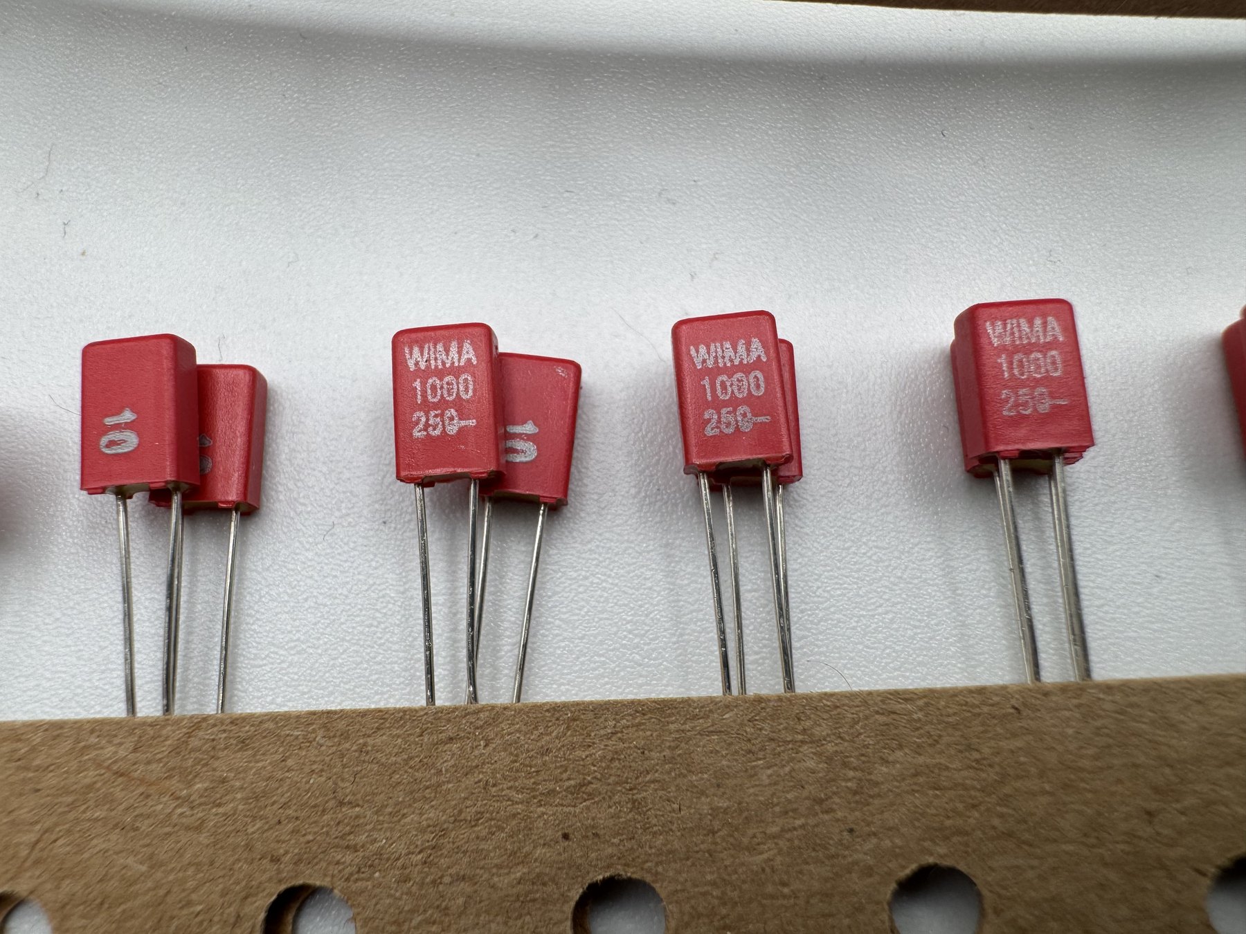 MKS02 1000pF 250V ±10% 2.5x7x4.6 product photo 13