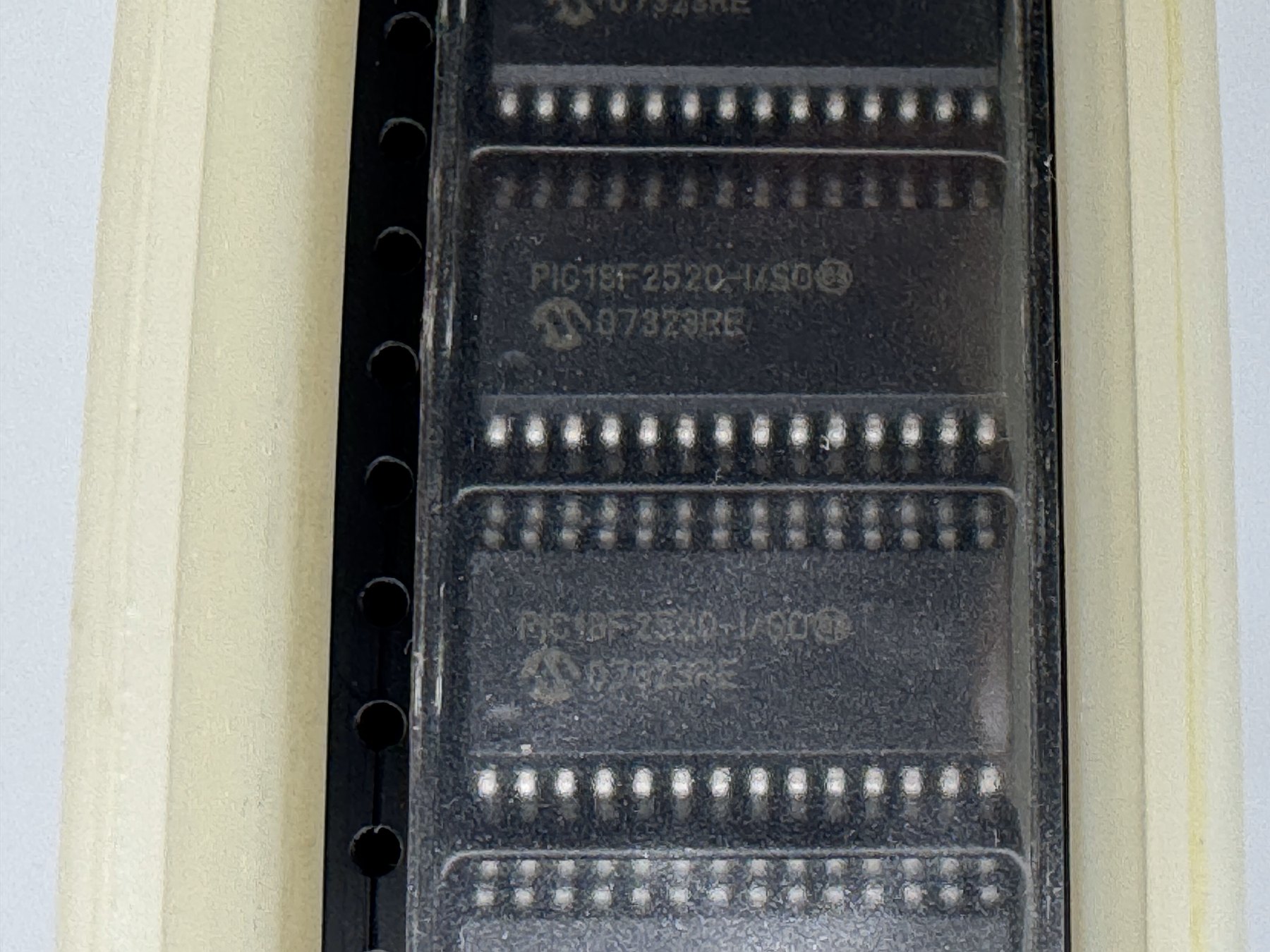 PIC18F2520T-I/SO product photo 3